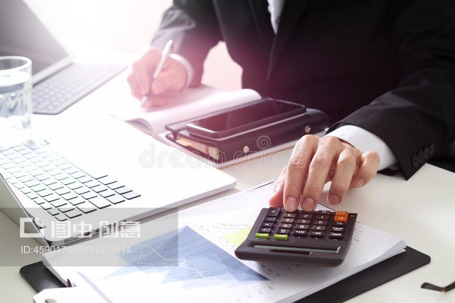 與財務部門合作的商人手關于成本和計算器businessman hand working with finances about cost and calculator